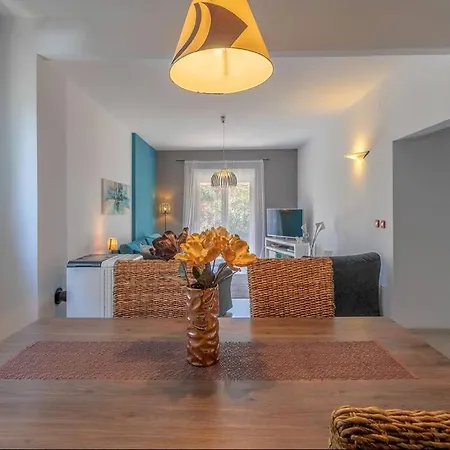 Semesterbostad House Pelini