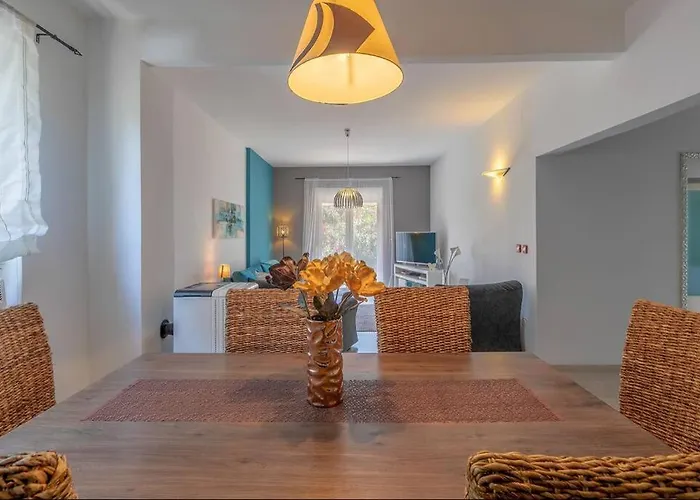 Semesterbostad House Pelini