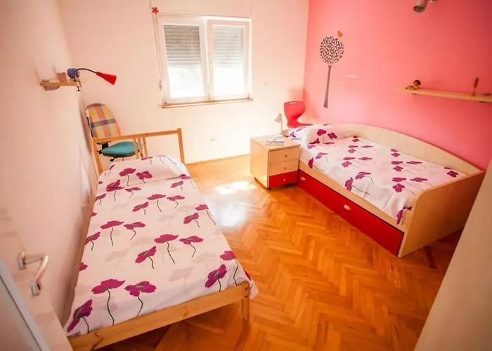 Semesterbostad House Pelini *