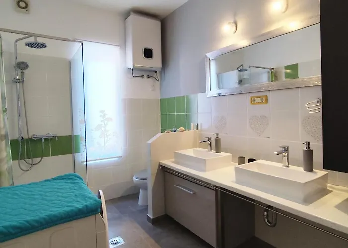 House Pelini בית נופש פולה