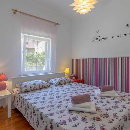 بيت للعطل House Pelini بولا